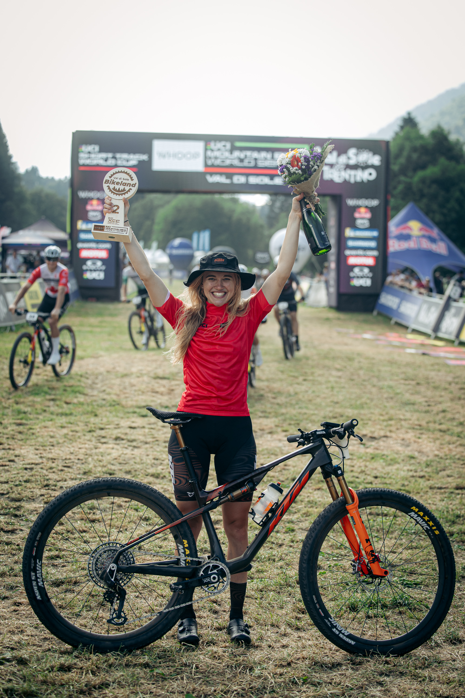 Katharina Sadnik – KTM Factory Mtb Team führt mit ihrem Crossmax SL Ultimate die UCI Mountain Bike World Series XCC 23 an.