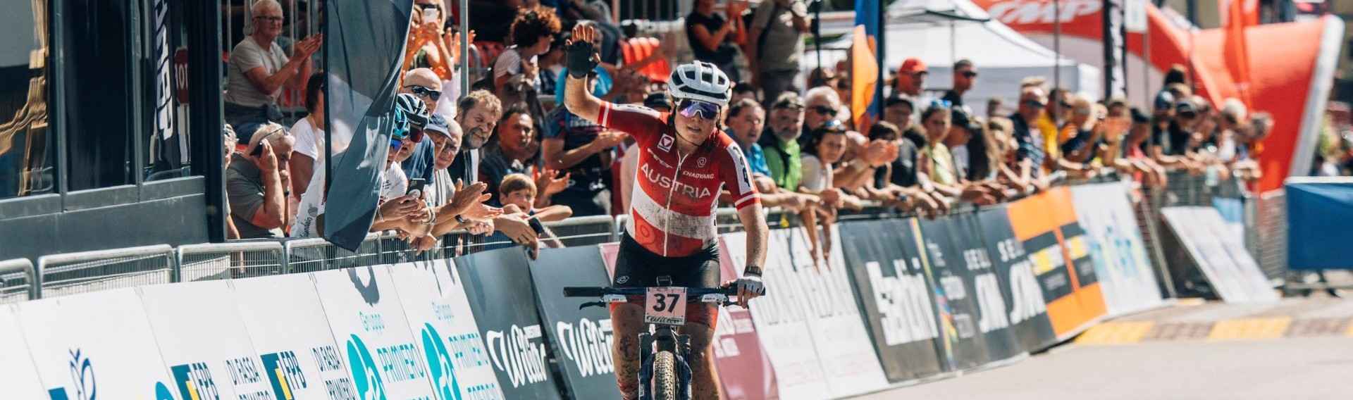 Mona Mitterwallner ha ganado la medalla de bronce en el Campeonato del Mundo de maratón de cross-country (XCM) Mona Mitterwallner ha ganado la medalla de bronce en el Campeonato del Mundo de maratón de cross-country (XCM)