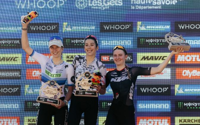 Katrin Embacher completa il podio nella categoria XCO U23 nella prova di Coppa del Mondo a Les Gets