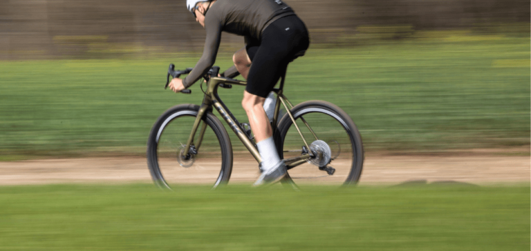 Schneller als je zuvor auf rauen Straßen, Schotter und Erde
