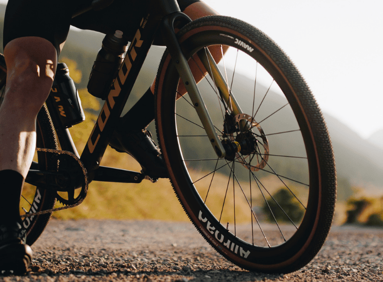 Allroad plus de contrôle à basse pression. Tubeless prêt à rouler. Moyeux Mavic : partez loin, rentrez serein.
