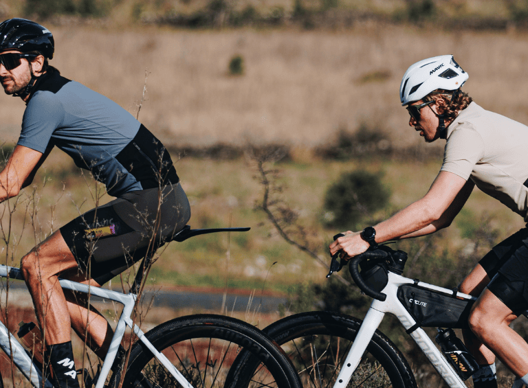 Von schnellen Straßen bis hin zu steinigen Wegen: Halten Sie den Kopf kühl und den Helm sicher auf dem Kopf.
