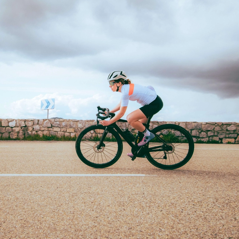 Magliette da ciclismo da donna pensate per la strada, il caldo, la resistenza e le uscite fresche, con i materiali giusti, la vestibilità giusta e il giusto livello di spazio a seconda della stagione.
