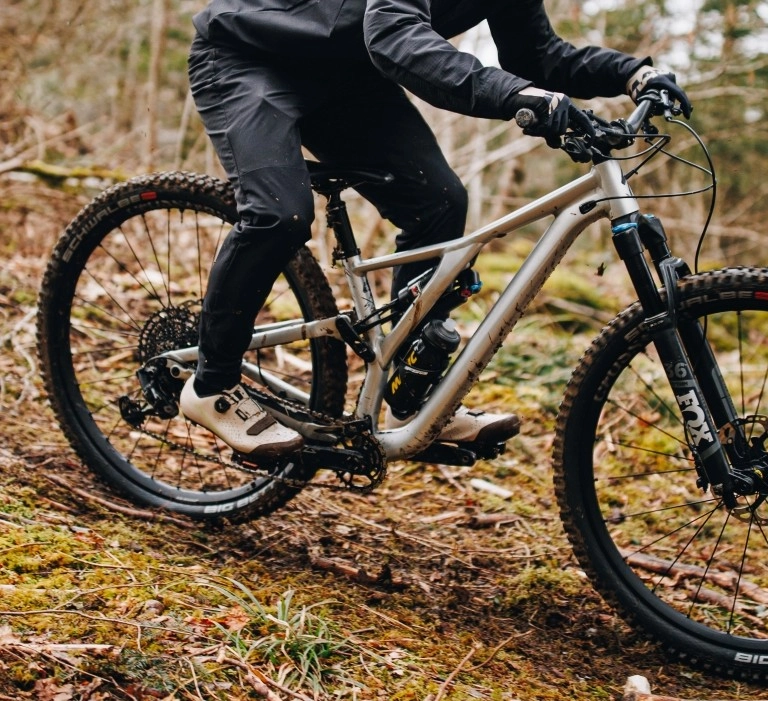 Mehr Kontrolle auf unebenem Untergrund. Mehr Beschleunigung beim Herausfahren aus Kurven