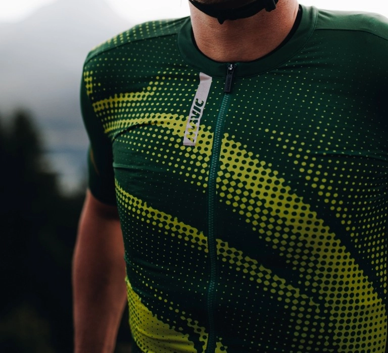 Maglie da ciclismo da uomo pensate per la strada, l'intensità e le lunghe uscite, con i materiali giusti, la vestibilità perfetta e lo spazio necessario in base alle esigenze.